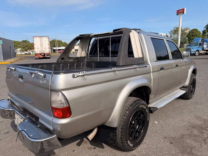 Vendo camioneta Mitsubishi L200 año 2006 - Imagen 4