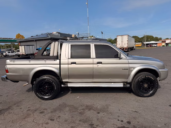 Vendo camioneta Mitsubishi L200 año 2006 - Imagen 5