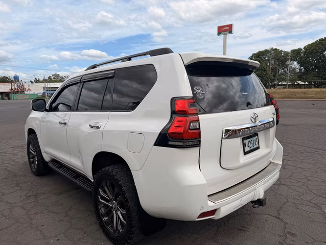 Vendo camioneta Toyota Land Cruiser Prado TXL año 2012 - Imagen 4