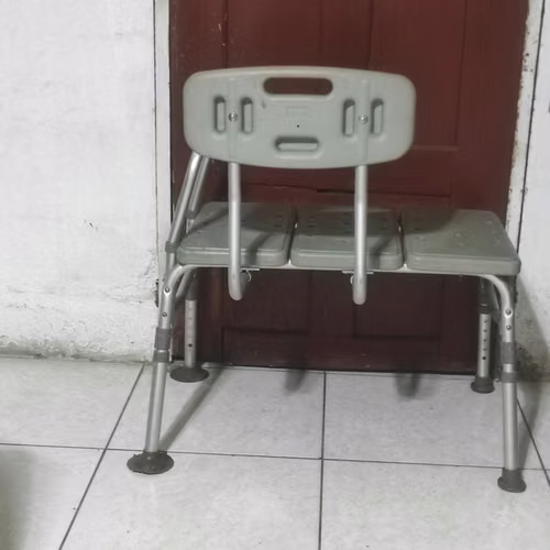 Silla de ducha para adulto mayor con respaldo y altura ajustable - Imagen 4