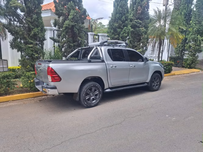 Disponible Hilux Sr 2022 - Imagen 3