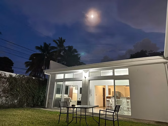 SE RENTA CASA MODERNA EN LAS COLINAS, MANAGUA – CONDOMINIO PRIVADO - Imagen 2