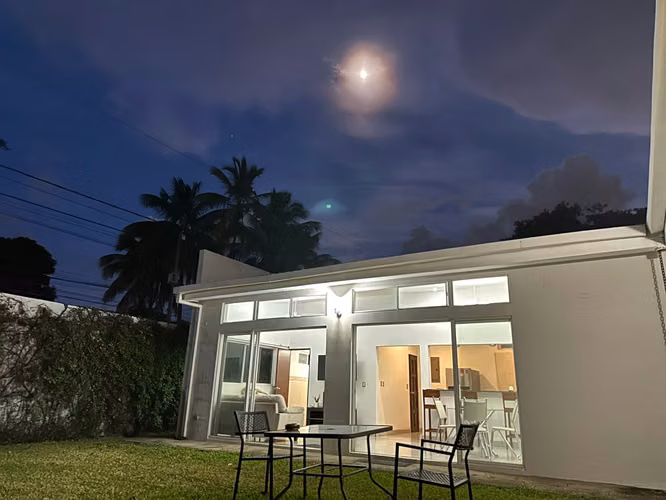 SE RENTA CASA MODERNA EN LAS COLINAS, MANAGUA – CONDOMINIO PRIVADO