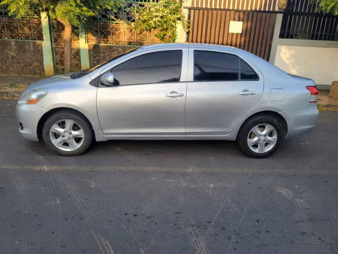 Toyota yaris perfecto estado  - Imagen 2