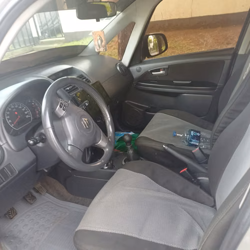 Suzuki SX4 2008 gris plateado — económico, AC al 100%, documentos en regla | $6,300 negociable