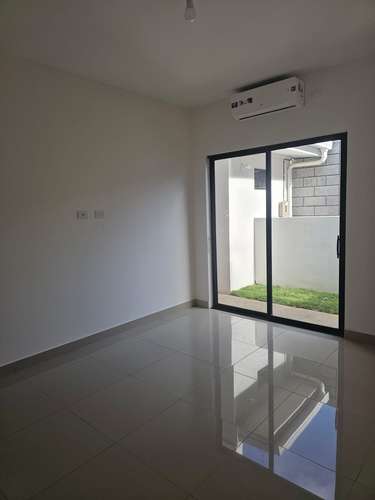 Casa nueva en renta en Residencial La Paz, Managua | 3 hab + servicio · Piscina · US$ 1,100 - Imagen 9
