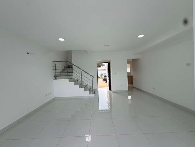  SE RENTA MODERNA CASA DE 2 PLANTAS EN LAS COLINAS, MANAGUA - Imagen 3