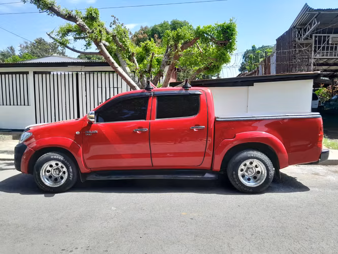 Vendo Toyota Hilux año 2011 (4x2 baja original) - Imagen 2
