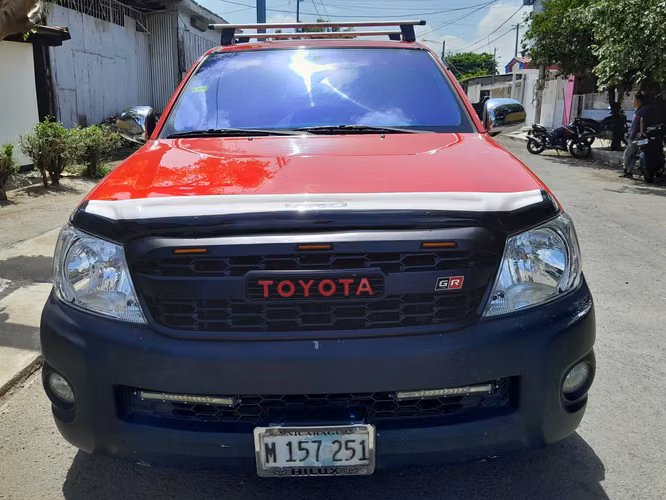 Vendo Toyota Hilux año 2011 (4x2 baja original) - Imagen 4