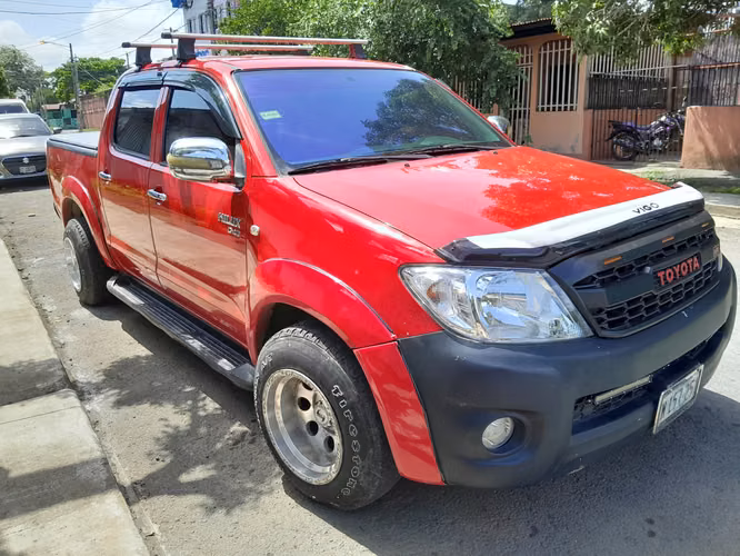 Vendo Toyota Hilux año 2011 (4x2 baja original) - Imagen 3