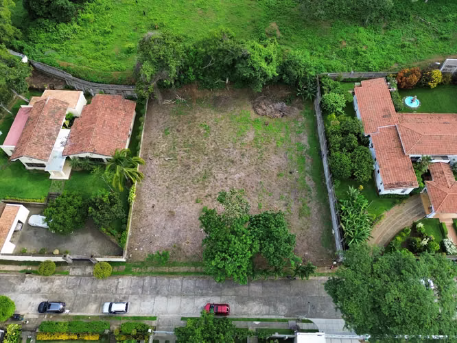KC -  Terreno en Venta en Jardines de Santo Domingo