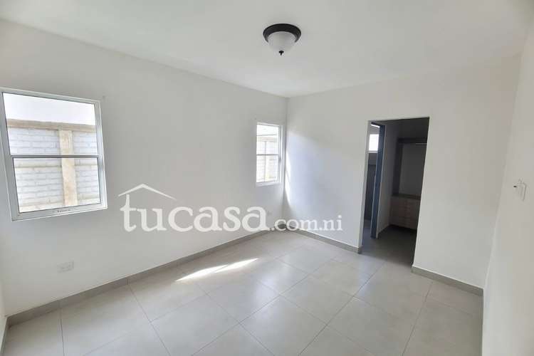 Renta casa nueva dentro de condominio con piscina comunal  - Imagen 5