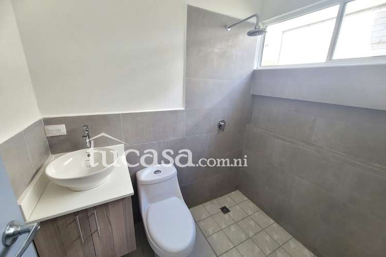 Renta casa nueva dentro de condominio con piscina comunal  - Imagen 6