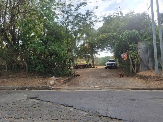 Propiedad de 1 hectárea en Managua con casa, frutales y potencial para oficina o bodega