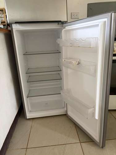 Refrijeradora Semiusada Marca Frigidaire - Imagen 2