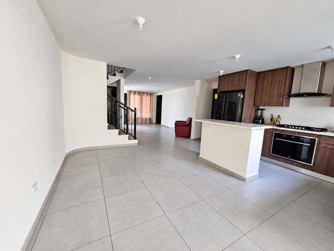 Casa en El Cortijo de la Sierra | 3 habitaciones + estudio y servicio | US$225,000 - Imagen 3