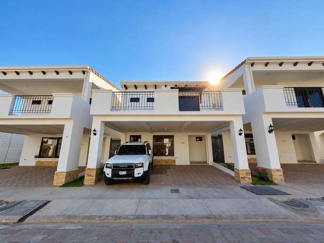 Casa en El Cortijo de la Sierra | 3 habitaciones + estudio y servicio | US$225,000 - Imagen 2