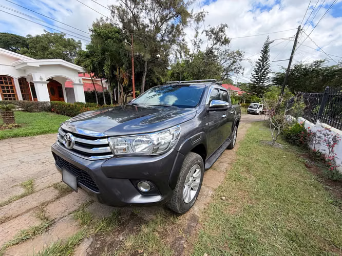 Toyota Hilux Revo SR  Turbo Diésel Manual 6 Velocidades