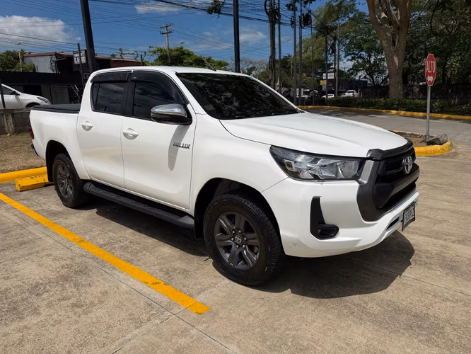 SEMINUEVA Hilux 2023 Automatica