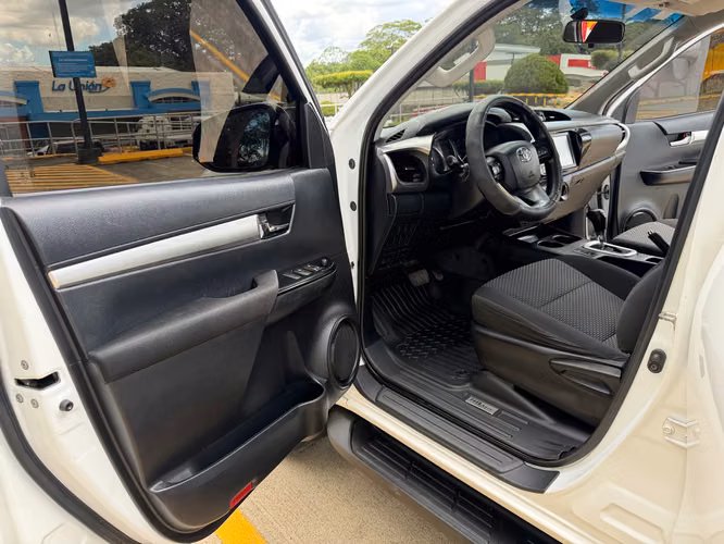 SEMINUEVA Hilux 2023 Automatica