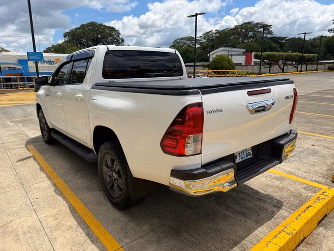 SEMINUEVA Hilux 2023 Automatica