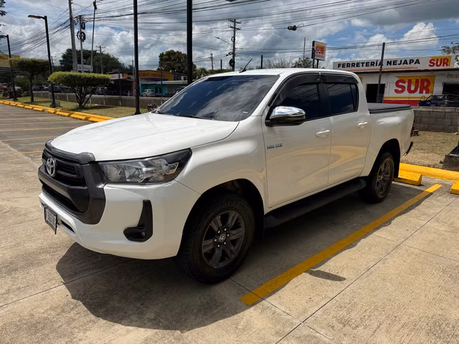 SEMINUEVA Hilux 2023 Automatica