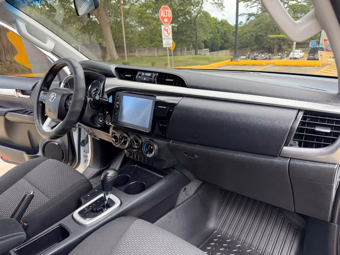 SEMINUEVA Hilux 2023 Automatica