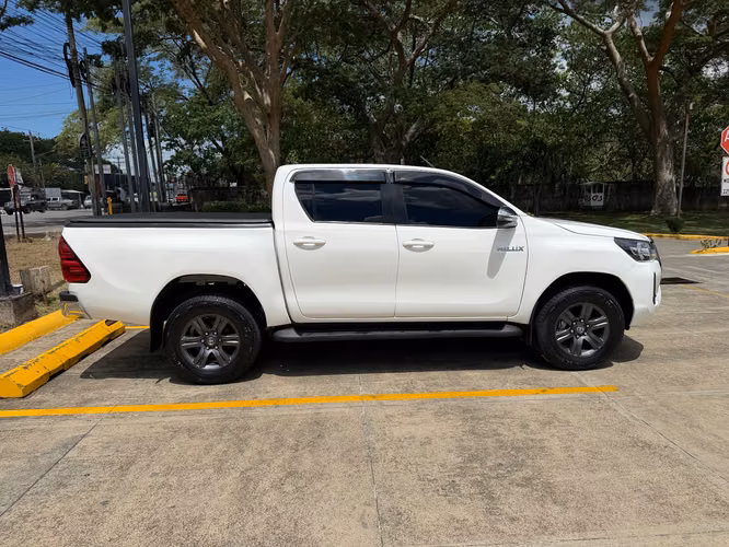SEMINUEVA Hilux 2023 Automatica