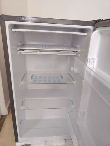 VENDO REFRIGERADORA COMPACTA  DE  3.3 PIES MARCA HISENSE   SEMI NUEVA 