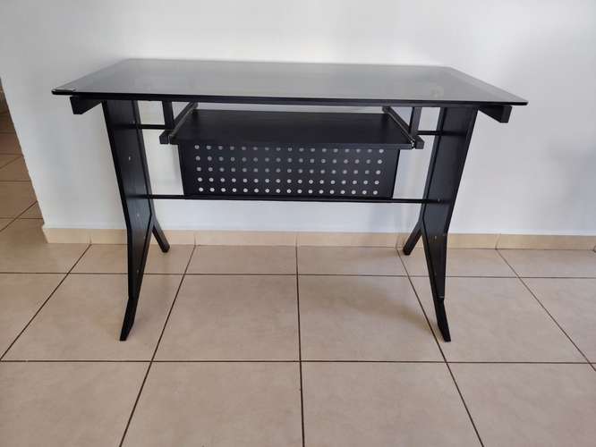 VENDO ESCRITORIO SEMI NUEVO COLOR NEGRO CON BASE DE VIDRIO EN OPTIMAS CONDICIONES  