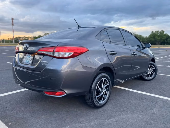 TOYOTA YARIS E 2022 || AUTOMATICO - Imagen 4