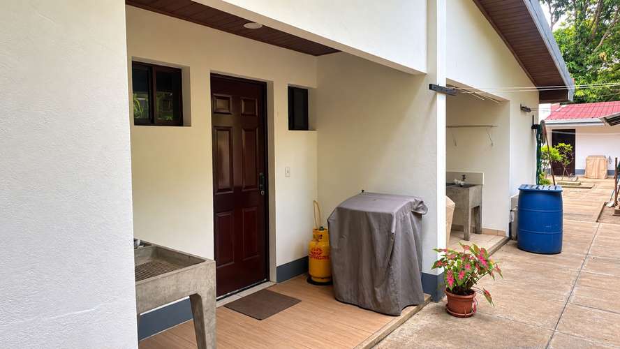 Apartamento amueblado en León – 1 habitación, terraza y estacionamiento