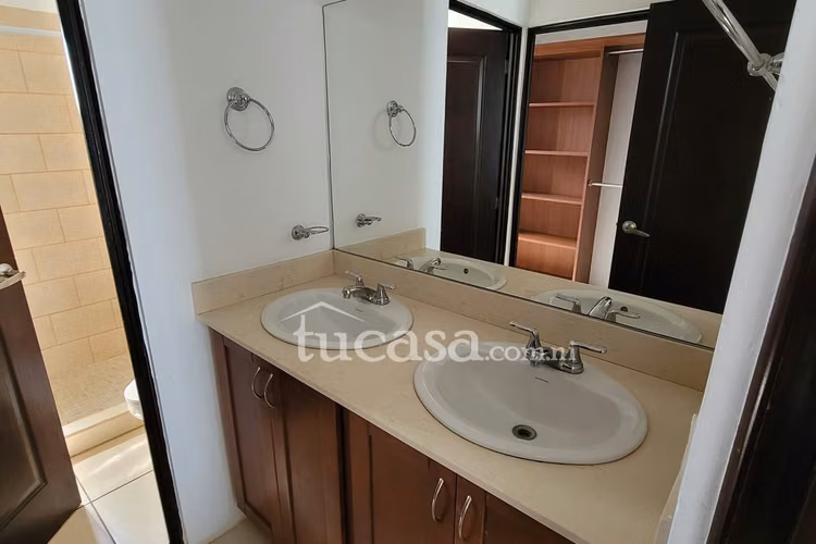 Renta con muebles en alamedas de las colinas!! 