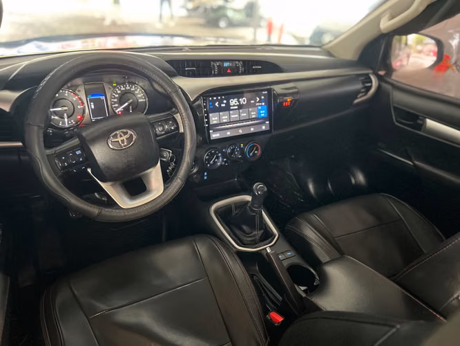 TOYOTA HILUX SR AÑO 2023 - Imagen 5