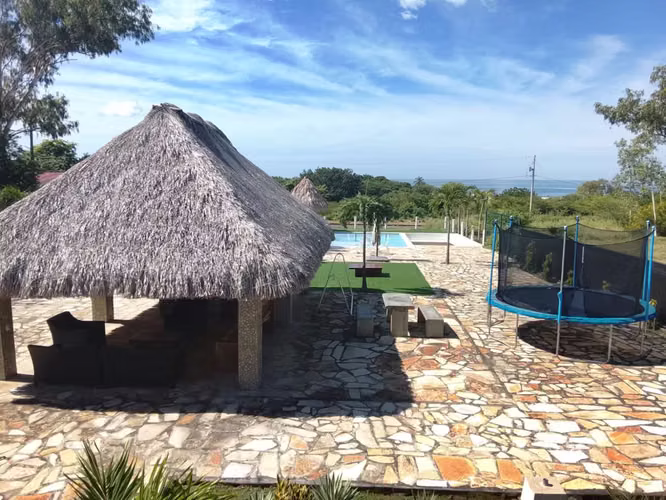 SE VENDE VILLA DE PLAYA EXCLUSIVA CON PISCINA Y CON VISTA AL MAR