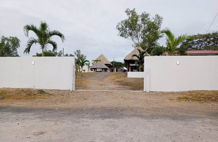 SE VENDE VILLA DE PLAYA EXCLUSIVA CON PISCINA Y CON VISTA AL MAR