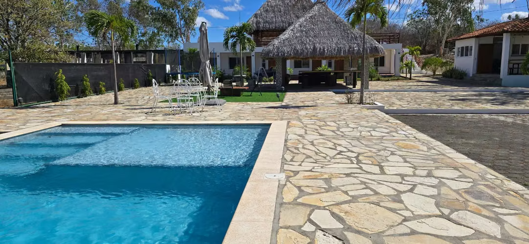 SE VENDE VILLA DE PLAYA EXCLUSIVA CON PISCINA Y CON VISTA AL MAR