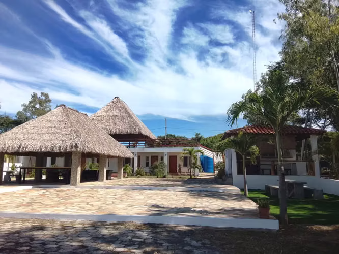 SE VENDE VILLA DE PLAYA EXCLUSIVA CON PISCINA Y CON VISTA AL MAR