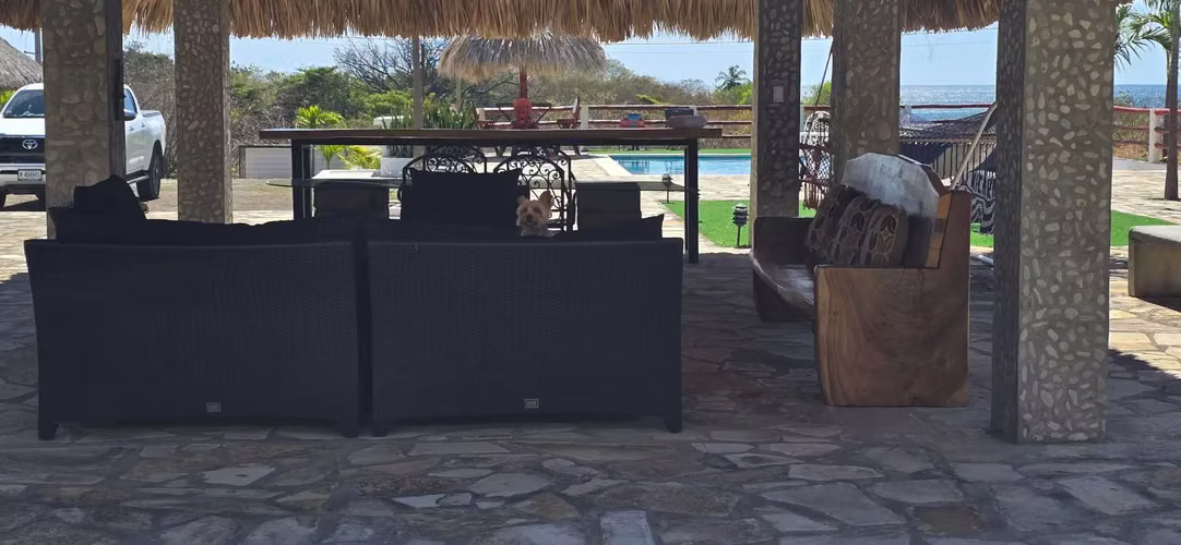 SE VENDE VILLA DE PLAYA EXCLUSIVA CON PISCINA Y CON VISTA AL MAR