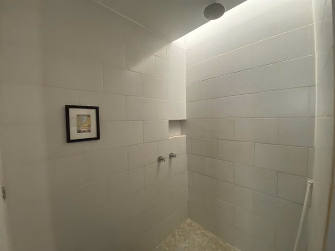 Se Renta Casa Minimalista en Las Colinas. Amoblada - Imagen 7