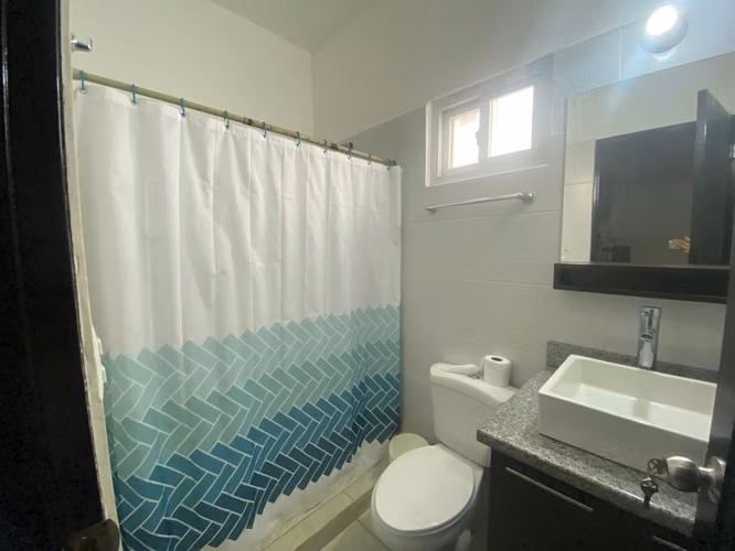 Se Renta preciosa casa en Santo Domingo. Condominio Seguro. Casa Amoblada.