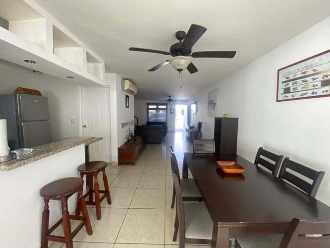 Se Renta preciosa casa en Santo Domingo. Condominio Seguro. Casa Amoblada.
