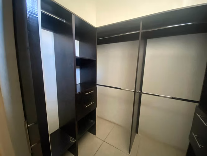 Se Renta preciosa casa en Santo Domingo. Condominio Seguro. Casa Amoblada.
