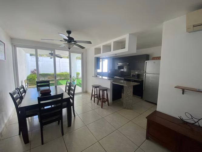 Se Renta preciosa casa en Santo Domingo. Condominio Seguro. Casa Amoblada.
