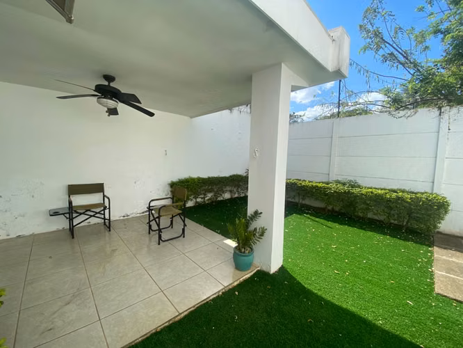 Se Renta preciosa casa en Santo Domingo. Condominio Seguro. Casa Amoblada.