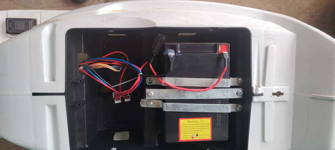 Vendo Lind moto eléctrica para niños semi nueva 