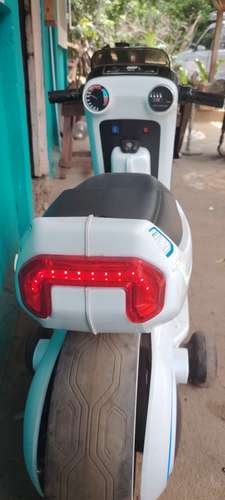 Vendo Lind moto eléctrica para niños semi nueva 