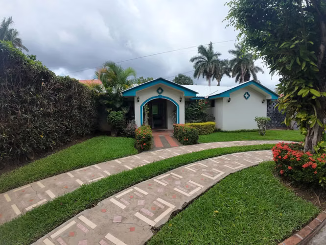 CB - Casa full muebles en excelente estado en Resid. Campo Bello