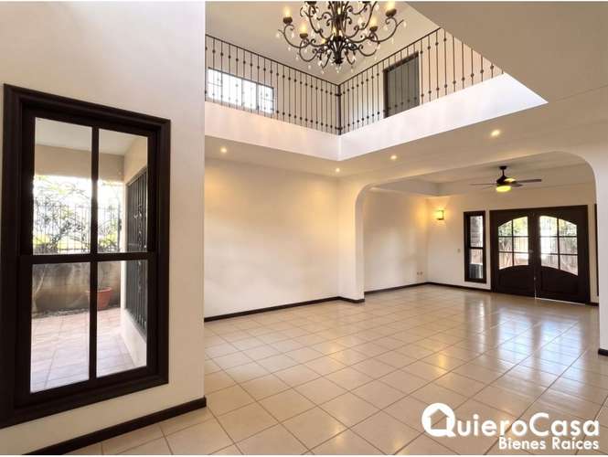 Preciosa residencia en venta en Las Cumbres - Imagen 4