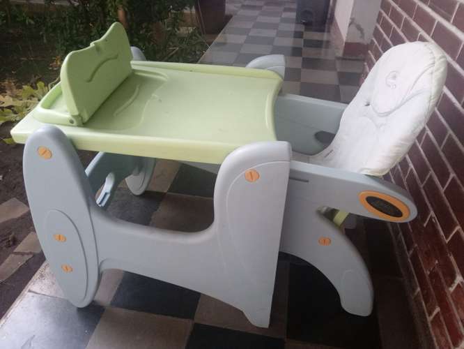 Silla para comer y escritorio